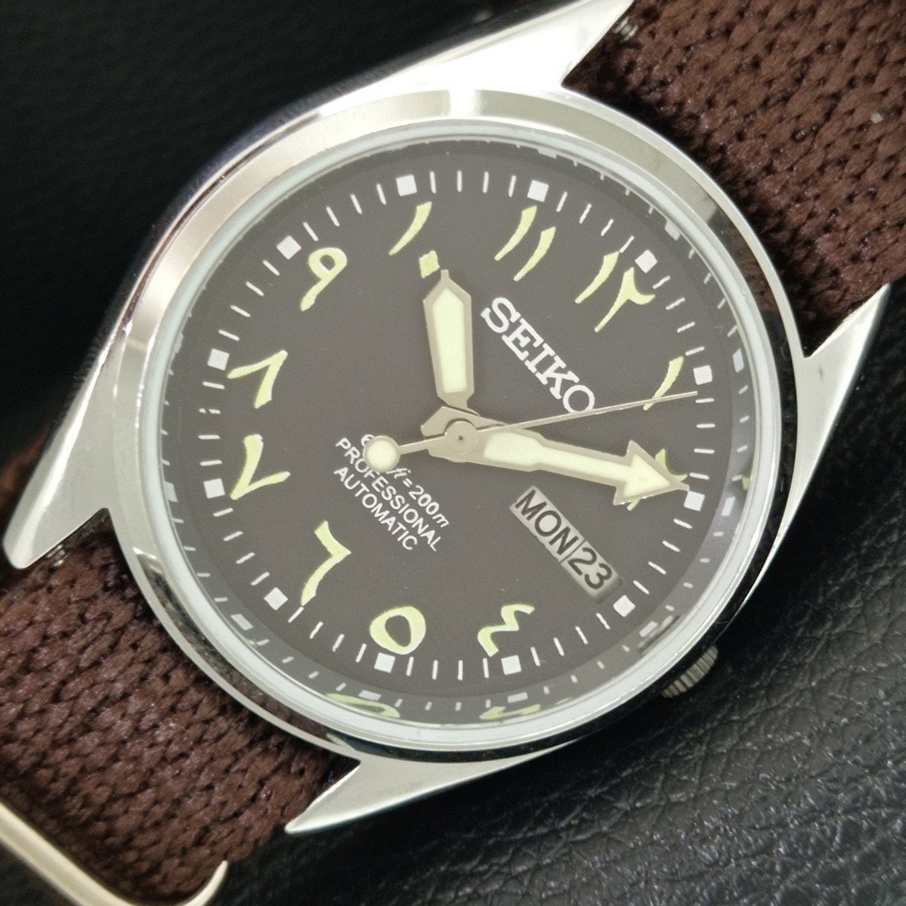 Vintage 1976 Seiko Automatic Mens Silver Watch WDaydate  Green Accents